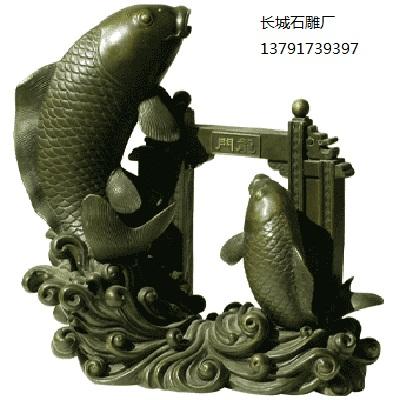 石雕魚為觀賞魚，改善環(huán)境、風水，期待改善財運，同時因“金魚”與“金玉”諧音，形成了“金玉滿堂”的吉祥圖案。